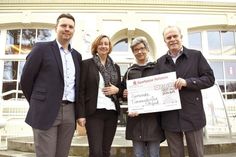 Mike Lindner (rechts), stv. Vorsitzender der Aktivgruppe, überreicht den Spendenscheck symbolisch an Birgit Faßbender vom Quieselhaus und bedankte sich auch bei Stefan Dälken (links), Betriebsleiter der Firma Brandenburg in Timmendorfer Strand und seiner Stellvertreterin Birgit Kutzner-Schwartz (2.v.li.) für die Unterstützung. (Foto: René Kleinschmidt)