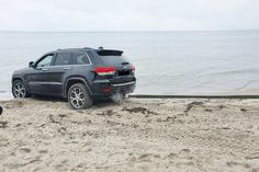 An der Orstgrenze zwischen Scharbeutz und Timmendorfer Strand hat sich ein Jeep am Strand festgefahren.