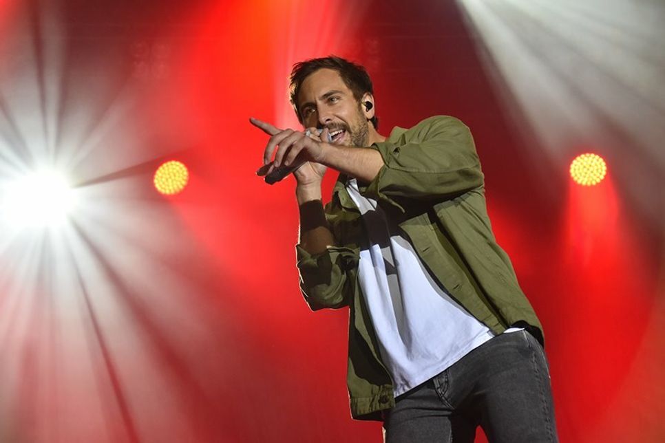 Max Giesinger war sichtlich happy bei &amp;quot;Stars am Strand&amp;quot; vor großer Kulisse auftreten zu können und begeisterte das Publikum in der Musik-Arena in Timmendorfer Strand.