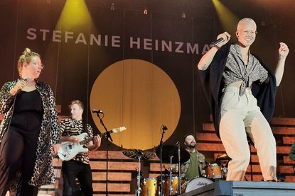 Die gut gelaunte Stefanie Heinzmann begeisterte von Anfang an das Publikum in Timmendorfer Strand.