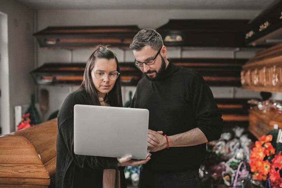 Alles digital bei der Bestattungsplanung? Wie helfen digitale Services bei einer Bestattung - und wann ist der Mensch das bessere Gegenüber? Foto: Nikola Stojadinovic/istockphoto.com/Bundesverband Deutscher Bestatter/akz-o