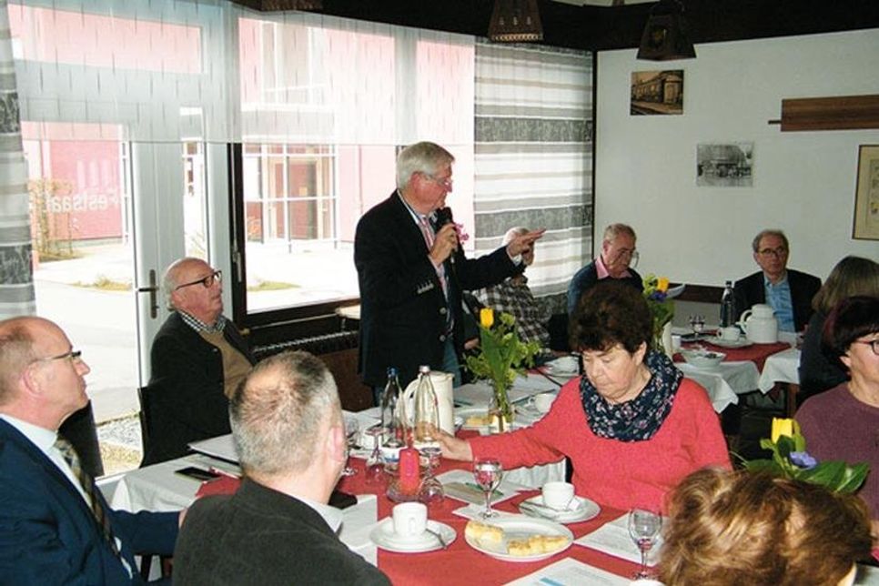 Uwe Koch, 1. Vorsitzender des Seniorenbeirates, leitete die erste öffentliche Sitzung.