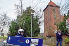 Der 14-jährige Jan-Hendrik Langbehn hat sich bereits zum Rennen gemeldet und probiert seine Seifenkiste schon einmal bei einer kleinen Proberunde aus.