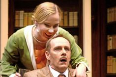 Kerstin Westphal und Christoph Reiche spielen in „Gaude Geister“ das tote und spukende Ehepaar. (Foto: Fritz-Reuter-Bühne, Schwerin)