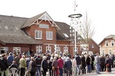 Am 1. Mai findet das traditionelle Maibaumfest auf dem Platz vor dem Museum in Pönitz statt.