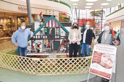 Freuen sich über die Eröffnung der traditionellen Zwergenwald-Dependance im LUV-Shoppingcenter: Bernd Kubsch (v.l.) vom Gemeinnützigen Bürgerverein, LUV-Centermanagerin Anna Claaßen, Bad Schwartaus Museums- und Kulturmanagerin Judith H. Ohrtmann und „Zwergenvater“ Rolf Kirsten.