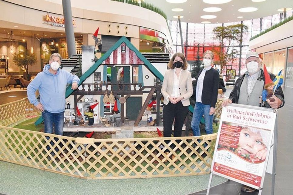 Freuen sich über die Eröffnung der traditionellen Zwergenwald-Dependance im LUV-Shoppingcenter: Bernd Kubsch (v.l.) vom Gemeinnützigen Bürgerverein, LUV-Centermanagerin Anna Claaßen, Bad Schwartaus Museums- und Kulturmanagerin Judith H. Ohrtmann und „Zwergenvater“ Rolf Kirsten.