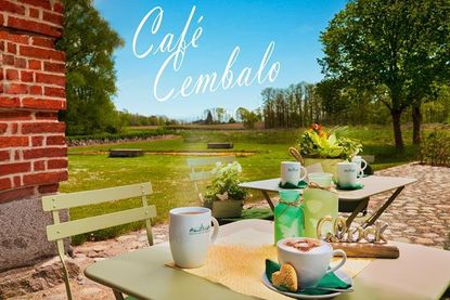 Die Sängerin und Regisseurin („Mona Lisa“) Sandra Keck und ihr Team sind in diesem Sommer Gastgeber im Café Cembalo.