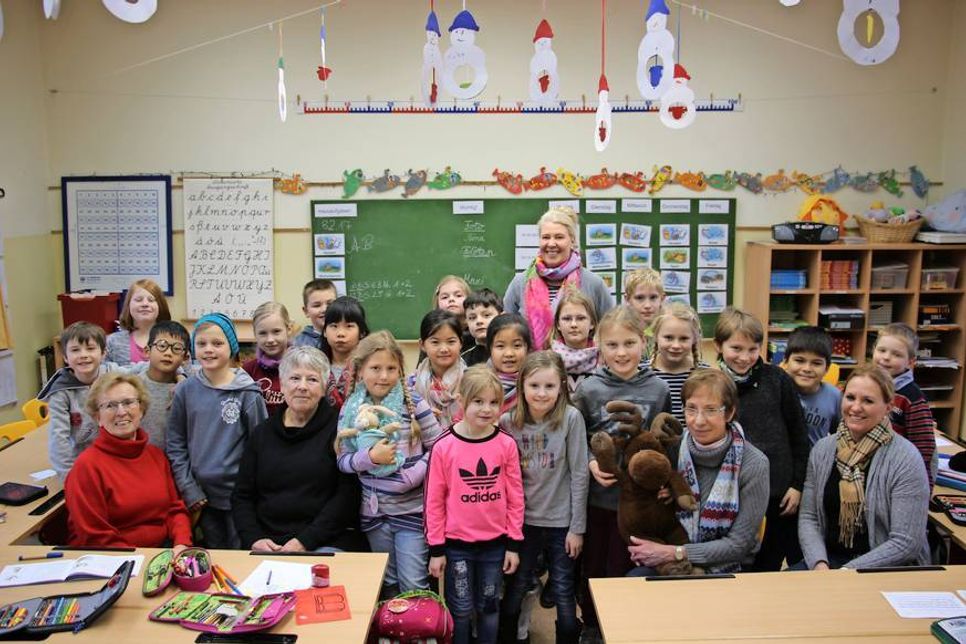 Die „Lese-Omas“ und „-Mutter“ Elke Jahnke, Barbara Hillebrecht, Dagmar Kohler und Annett Kohler (sitzend, v. lks.) mit der Klasse 2 b und Lehrerin Annette Stalleicken.