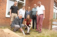 Schulleiter Bernd Ziemens und Schülersprecherin Marie Schröder lassen die Zeitkapseln in die Erde ein. Dies verfolgen im Hintergrund Hausmeister Frank Paustian, Michaela Homann-Speck, Bianka Westphal, Jörg Cygan und Amtsvorsteher Klaus Winter (v. lks.).