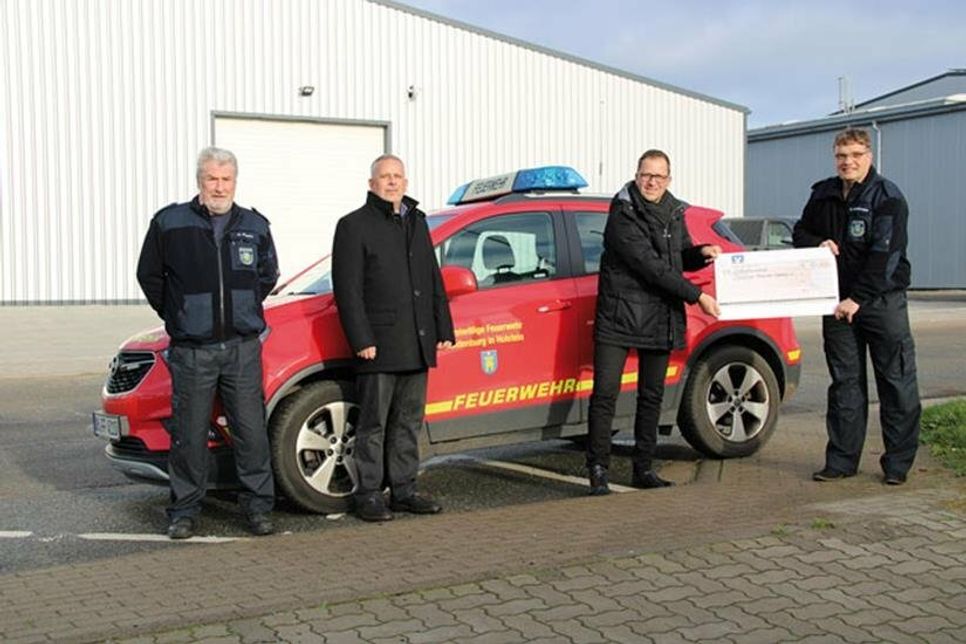 Andreas Maeke, Jörg Saba, David Depenau und André Hasselmann zur Spendenübergabe in der Ringstraße in Oldenburg.