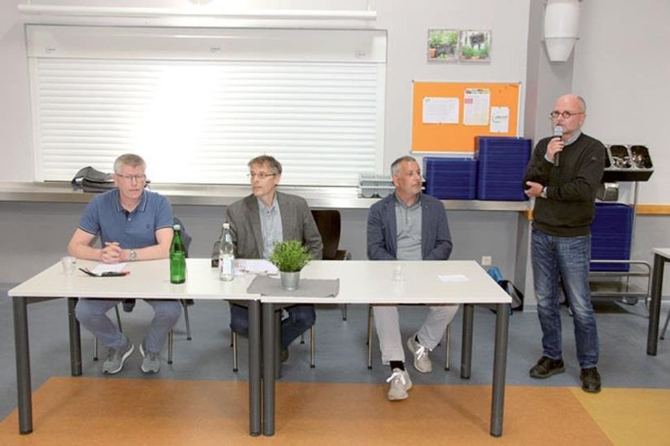 Reinhard Sohns, Geschäftsführer von „Die Ostholsteiner“ begrüßte die Beschäftigten und Mitarbeiter der Oldenburger Werkstatt für angepasste Arbeit, Gäste und die Bürgermeisterkandidaten Burkhard Naß (l) und Jörg Saba (r) sowie den moderierenden Per Köster (m) zur Fragestunde.
