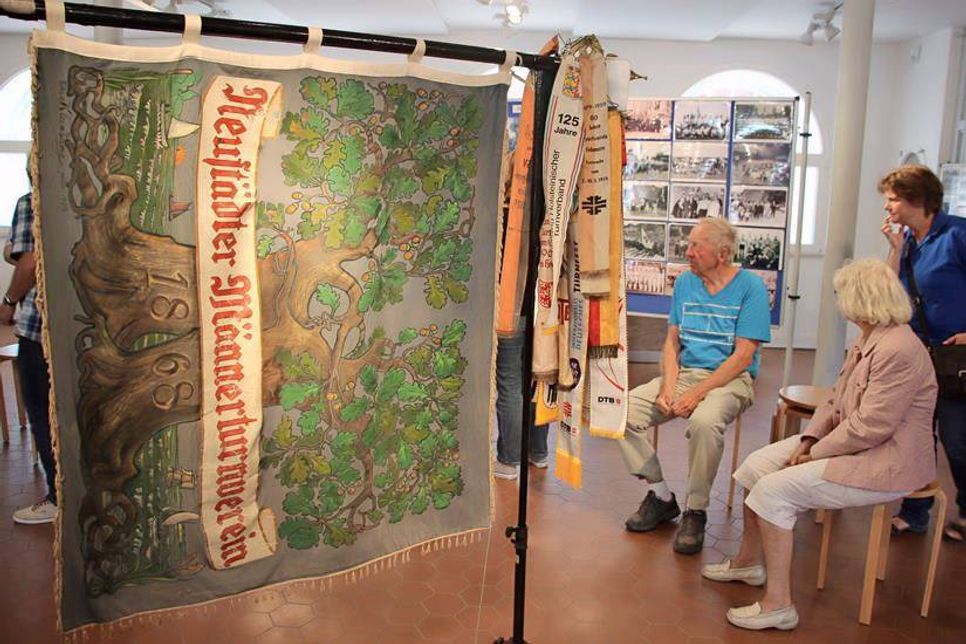 Die alte Flagge des Neustädter Männerturnvereins findet sich auch in der Sonderausstellung.