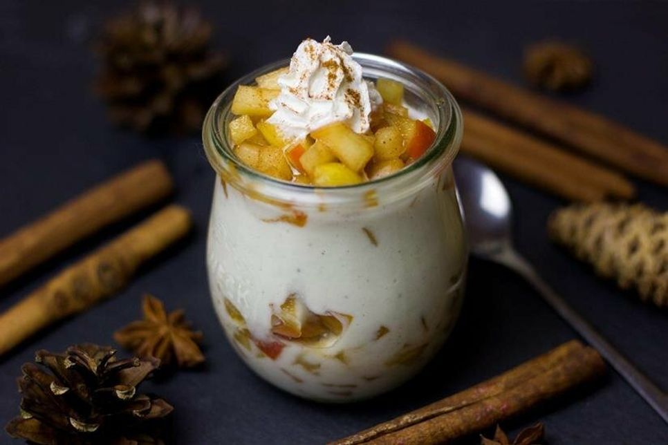 Bratapfel im Glas ist ein leckeres Dessert zum Weihnachtsmenü.