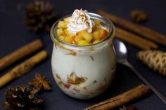 Bratapfel im Glas ist ein leckeres Dessert zum Weihnachtsmenü.