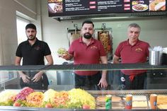 Yunus Aydin (Mi.) und seine Mitarbeiter sind täglich von 11 bis 21 Uhr für die Gäste da.