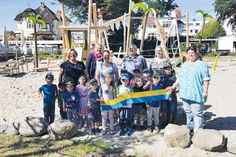 Gruppenfoto kurz vor dem Durchschneiden des Bandes: Bürgervorsteherin Anja Evers, der 2. stv. Bürgermeister Andreas Müller und Gesine Muus, Werkleiterin des Kurbetriebes, mit Erzieherinnen und Kindern des Evangelischen Kindergartens Timmendorfer Strand.