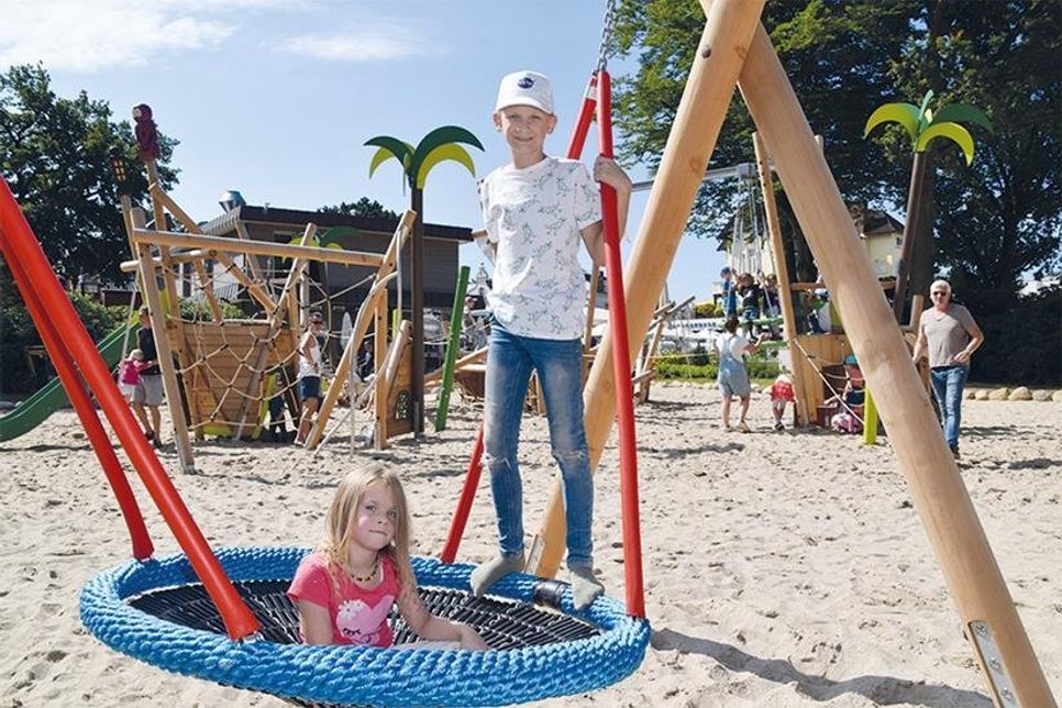 Milena (4) und Lennox (9) aus Niendorf/Ostsee haben den neuen Spielplatz zur Erföffnung ausgiebig getestet.