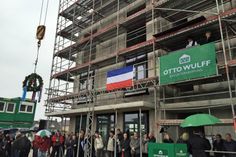 Trotz Regenwetters waren viele Gäste zum Richtfest der neuen Ferienanlage erschienen.