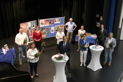 Theaterpaten und Stadt freuen sich, dass die Theaterangebote wieder starten: (v. lks.) André Lier und Daniela Höhler (Auto Senger), Beate Weidemann (Kultur-Service), Vera Litzka (Stadtwerke), Bürgermeister Mirko Spieckermann, Uwe Muchow (der reporter), Svenja Muchow (Svenja Muchow Druck und Medien), Sigrid Hering (Markt-Apotheke), Klaus Lademann (Sparkasse Holstein, Neustadt) und Markus Hagen (Auto Hagen).