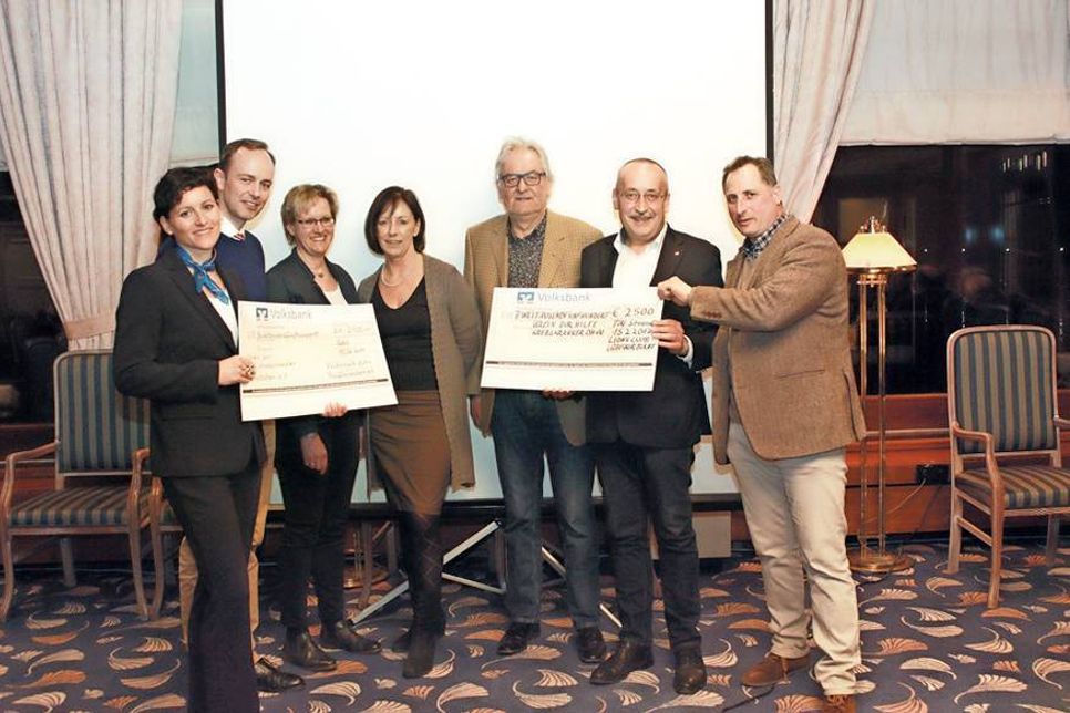 Tanja Kannenberg (Vorstand Volksbank Eutin, von links), Prof. Dr. Melchior, Andrea Offen (Schatzmeisterin Hilfe Krebskranker in Ostholstein e.V.), Dr. Uta Fenske (2. Vorsitzende Hilfe Krebskranker in Ostholstein e.V.), Lutz König (Schatzmeister Fördergesellschaft Lions Club), Matthias Benkstein (Vorstandssprecher Volksbank Eutin) und Lions Club-Präsident Jan Wienke bei der Übergabe der Schecks. (Foto: Förster/hfr)