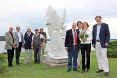 Gruppenfoto mit der Skulptur „Möwen und Segel“ am Binnenwasser. Vertreter der Stadt Neustadt und Freunde und Förderer des Kunst-Kilometers bedankten sich bei Andreas und Elisabeth Schumann (re.) für die Schenkung der beiden Skulpturen.
