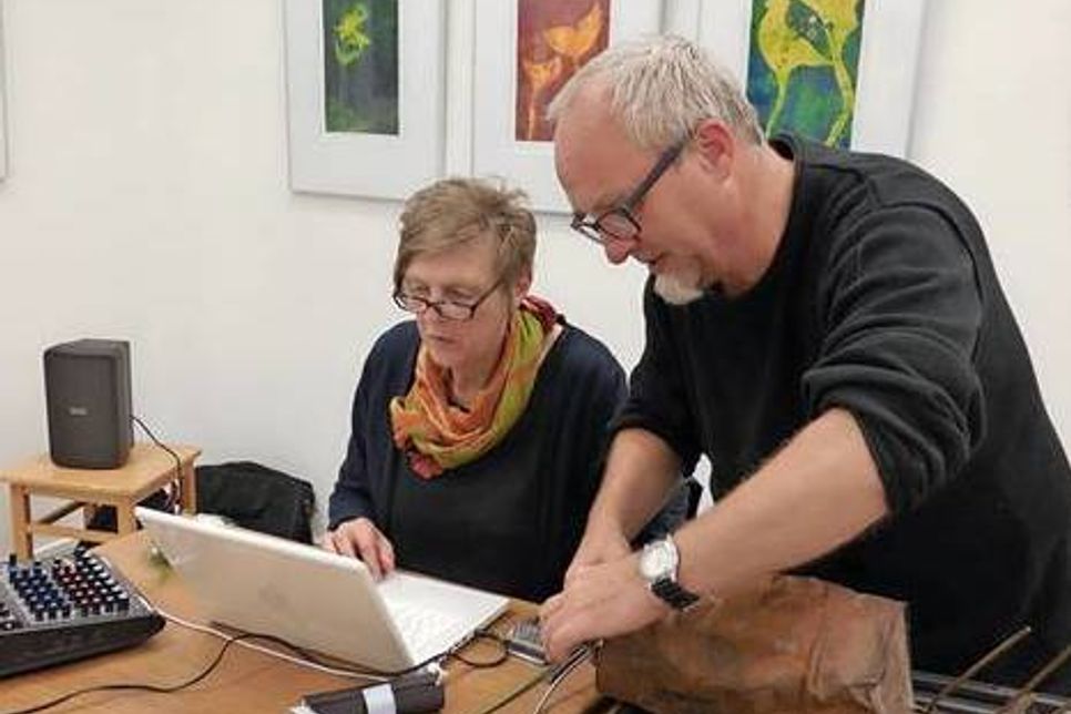 Auch rostigen alten Gegenständen entlocken Greta und Wolfgang Neven eindrucksvolle und unbekannte Töne