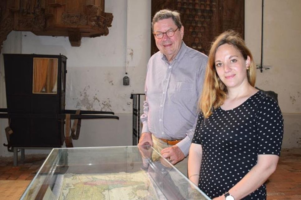 Christian Stocks und Priörin Erika von Bülow präsentieren in einer Ausstellung in der Klosterkirche eine Auswahl von Werken aus der Predigerbibliothek