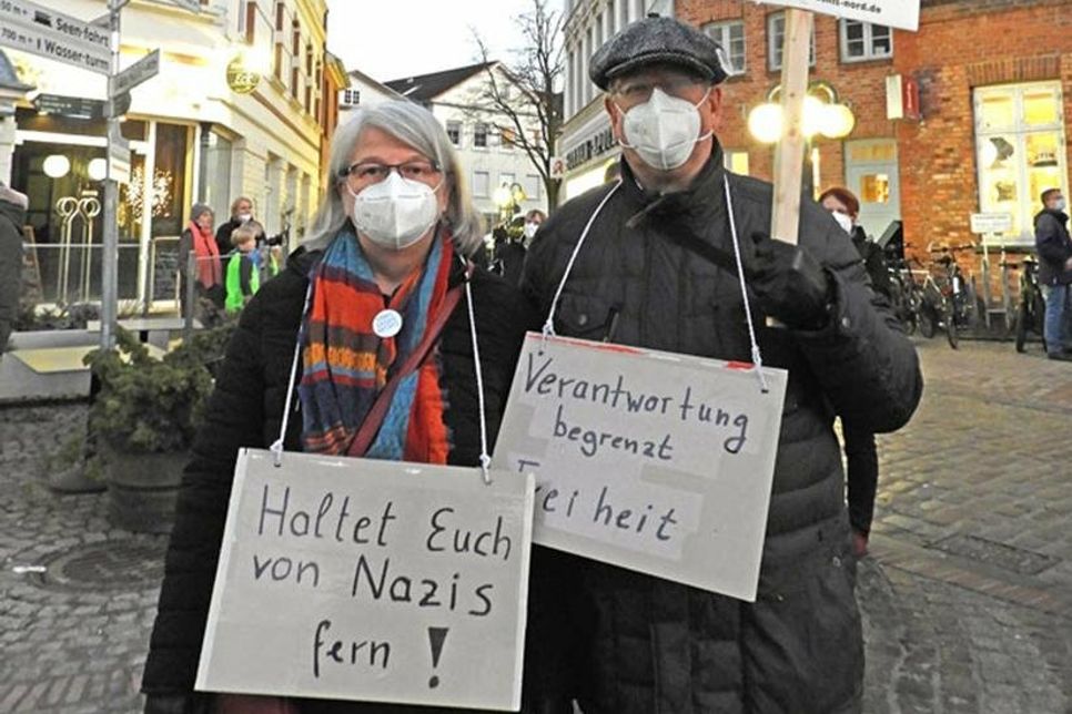 Oma Elke und Opa Jens Uwe wollen eine Omas gegen rechts - Gruppe in Ostholstein aufbauen und suchen Gleichgesinnte.