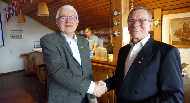 Berthold Piechatzek vom Ältestenrat überreichte dem 1. Vorsitzenden Wolfgang Behnk (re.) die Silberne Vereinsnadel.