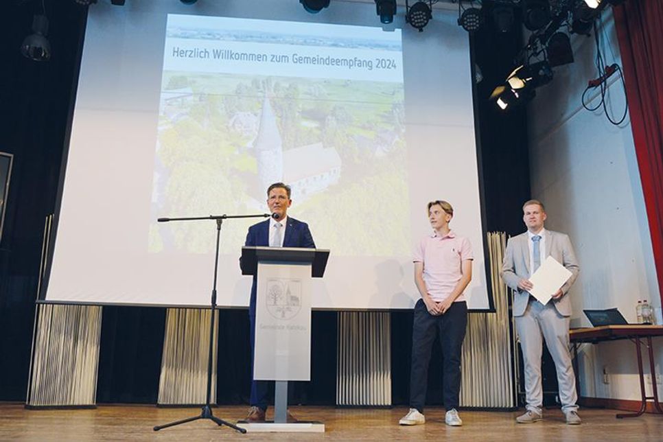 Tim Teschke aus Ratekau spielt heute in der U16 des SV Werder Bremen. Für seine WM-Teilnahme wurde er von Bürgermeister Thomas Keller (l.) und Bürgervorsteher Daniel Thomascheski ausgezeichnet.