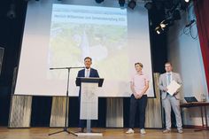 Tim Teschke aus Ratekau spielt heute in der U16 des SV Werder Bremen. Für seine WM-Teilnahme wurde er von Bürgermeister Thomas Keller (l.) und Bürgervorsteher Daniel Thomascheski ausgezeichnet.
