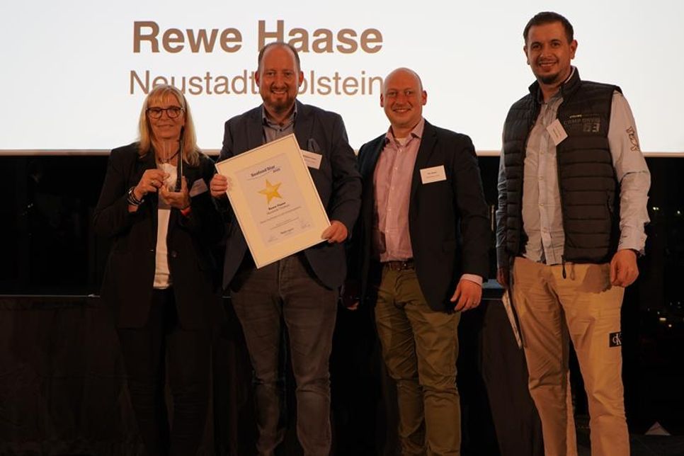 Das Team von Rewe Haase um Inhaber Benjamin Haase (2. v. lks.) bei der Entgegennahme der Auszeichnung.