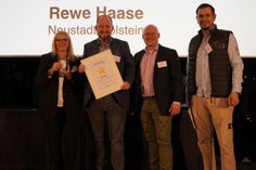 Das Team von Rewe Haase um Inhaber Benjamin Haase (2. v. lks.) bei der Entgegennahme der Auszeichnung.