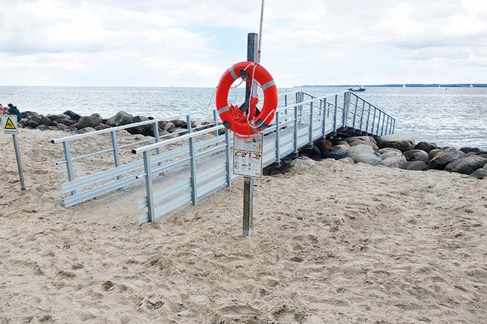 Der neue Hundebadesteg am Brodtener Ufer bietet jetzt mehr Sicherheit für die Vierbeiner.