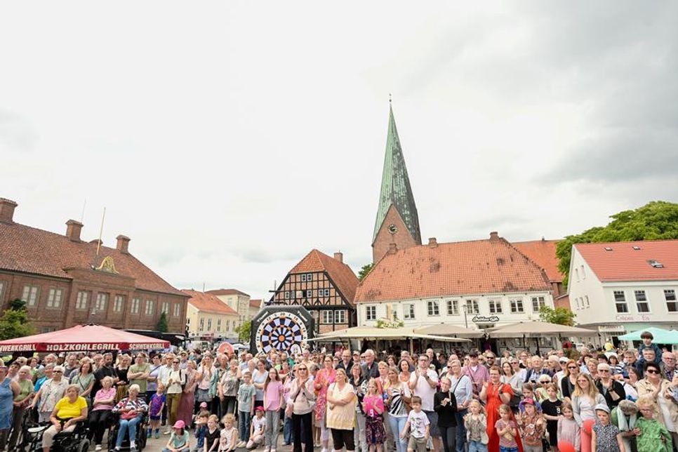 Tausende feierten den reporter auf dem Marktplatz.