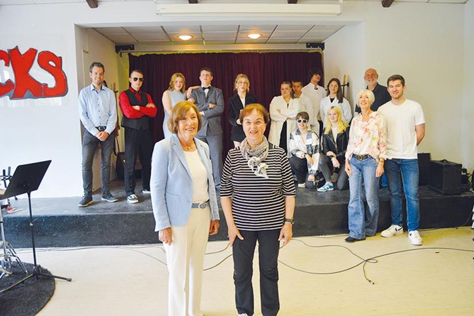 Das sind die Beteiligten, die „Helden von heute“ aufführen. Unterstützt wird das Musical von der Ulbrich-Stiftung aus Timmendorfer Strand und von der BürgerStiftung Gemeinde Ratekau. Heidrun Ulbrich (1. Vorstandsvorsitzende) und Inge Niemann übergaben die Fördergelder ihrer Siftungen.
