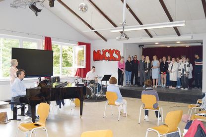 Seit Jahresbeginn wurde das Stück einstudiert. Heidrun Ulbrich und Inge Niemann hörten sich einen Song aus dem Musical an.