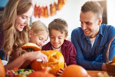 Gemeinsamer Herbstspaß: Beim Kürbisschnitzen entstehen nicht nur gruselige Gesichter, sondern auch wertvolle Familienmomente.