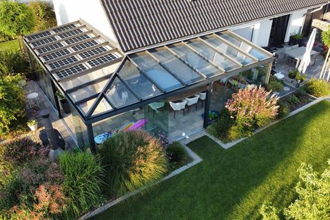 Mit einem Terrassendach können schon im zeitigen Frühjahr die ersten gemütlichen Stunden im Freien verbracht werden.