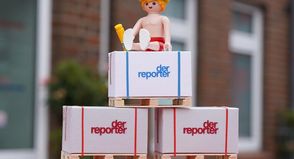 Neustadt. Diese süßen kleinen Paletten mit dem Schriftzug des roten (Neustadt) und des blauen (Timmendorfer Strand) reporters wurden von Urlaubern, Eltern und Sohn, bei uns in Neustadt abgegeben. Die Hobbybastler hatten den reporter, wie er in ihrer Vorstellung in unserem Lager ankommt, im Miniaturformat hergestellt und uns direkt ein paar Exemplare geschenkt. Wir bedanken uns für dieses besondere Geschenk und freuen uns immer über die kreativen Beiträge unserer Leserinnen und Leser. (ko)