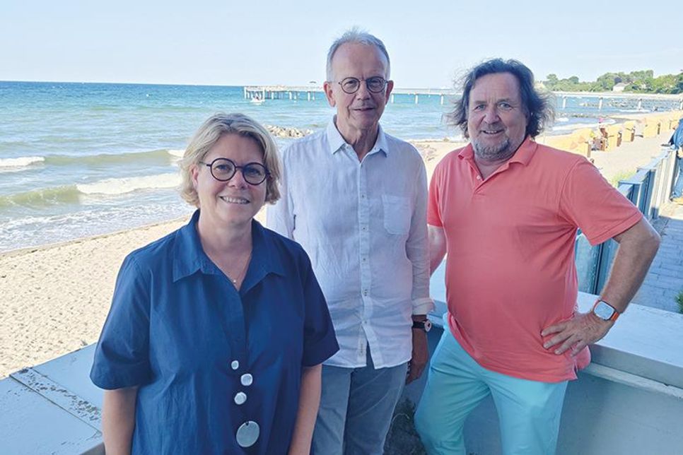 Dorfvorsteherin Kerstin Wolter, ihr Stellvertreter Detlev Externbrink (Mitte) und Beisitzer Hans-Ulrich Müller freuten sich über das Interesse an ihrer ersten, offenen Sitzung im Haus des Kurgastes.