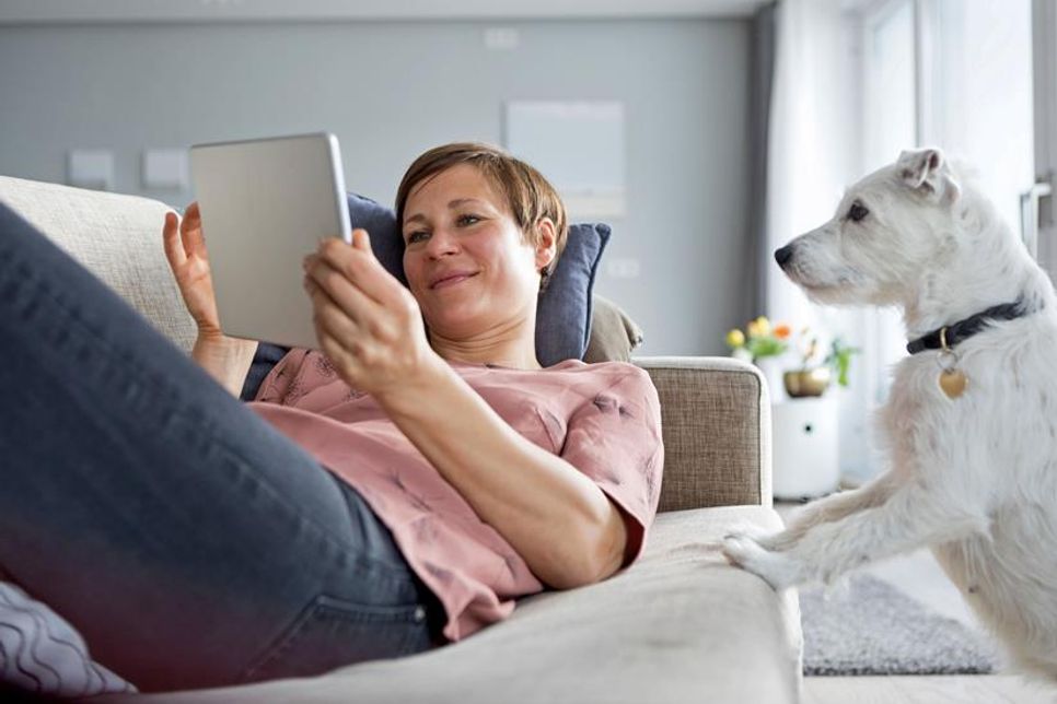 Wer einige Energiespartipps beherzigt, kann entspannt auf die Heizkostenabrechnung schauen und hat die Umwelt geschützt. Foto: DJD/LichtBlick/Getty Images/Westend61