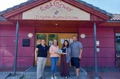 Die Übergabe der Spende erfolgte durch Myrna Eggers und Leslie Körner, die das Projekt gemeinsam mit weiteren Nachbarinnen und Nachbarn organisiert hatten.