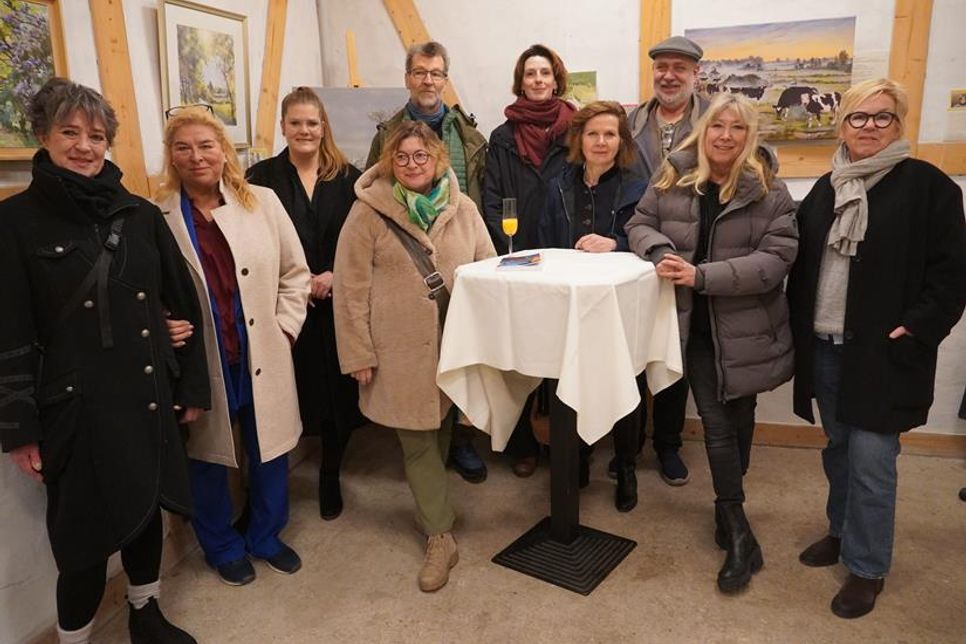 Künstlerinnen und Künnstler mit Bürgermeisterin Kirsten Sköries (re.) und Tourismusleiterin Susanne Hagenbeck (2. v. lks.).