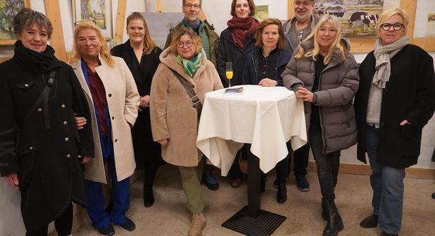 Künstlerinnen und Künnstler mit Bürgermeisterin Kirsten Sköries (re.) und Tourismusleiterin Susanne Hagenbeck (2. v. lks.).