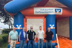 Volker Wiencke vom Dorfvorstand, Uwe Clasen, Florian Mohns, Finn Hüttmann und Tim Schulze-Entrup vom Sport- und Kulturverein Bockholt (v. lks.).