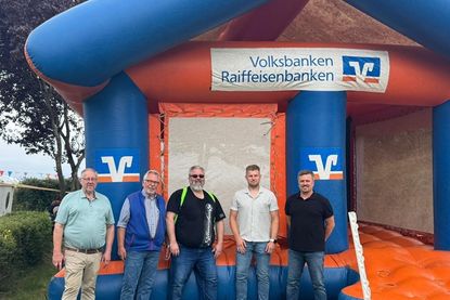 Volker Wiencke vom Dorfvorstand, Uwe Clasen, Florian Mohns, Finn Hüttmann und Tim Schulze-Entrup vom Sport- und Kulturverein Bockholt (v. lks.).
