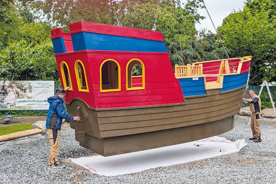 Ankunft des Playmobil-Aktivschiffes – mit Hilfe eines Schwerlastkrans – auf dem Grundstück der Kita Rappelkiste in Pönitz.