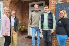 Alice Petersen, Kita-Leitung „Flohkiste“ (v. lks.) und Ann-Kathrin Lundt, 2. Vorsitzende Kindergartenförderverein, freuen sich über einen weiteren Baustein für den Bewegungsraum der „Flohkiste“ in Höhe von 400 Euro von Sebastian und Stefan Dose, Geschäftsführer der Otto Cobobes GmbH, den Laura Schumacher bei ihren Chefs eingeworben hatte.